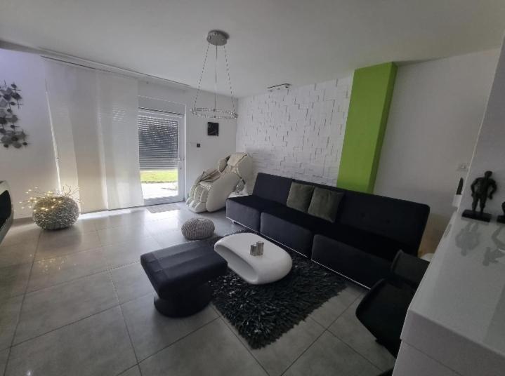 Apartment Plaza ----Wallbox 11Kw 16A ----- Private Spa- Jacuzzi, Infrared Sauna, Luxury Massage Chair, Parking, Entry With Pin 0 - 24H, Free Cancellation 24 Hours Before Check In Slavonski Brod Exteriör bild