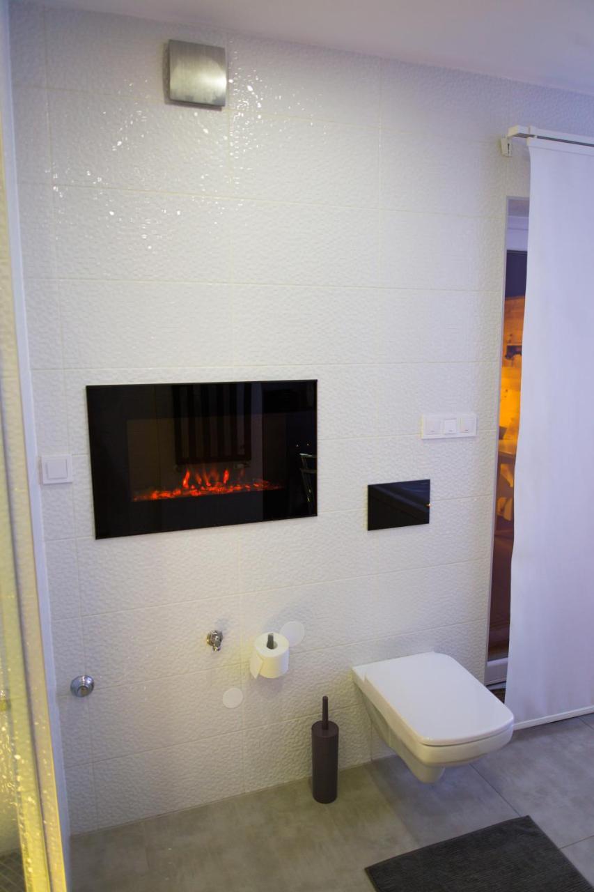 Apartment Plaza ----Wallbox 11Kw 16A ----- Private Spa- Jacuzzi, Infrared Sauna, Luxury Massage Chair, Parking, Entry With Pin 0 - 24H, Free Cancellation 24 Hours Before Check In Slavonski Brod Exteriör bild
