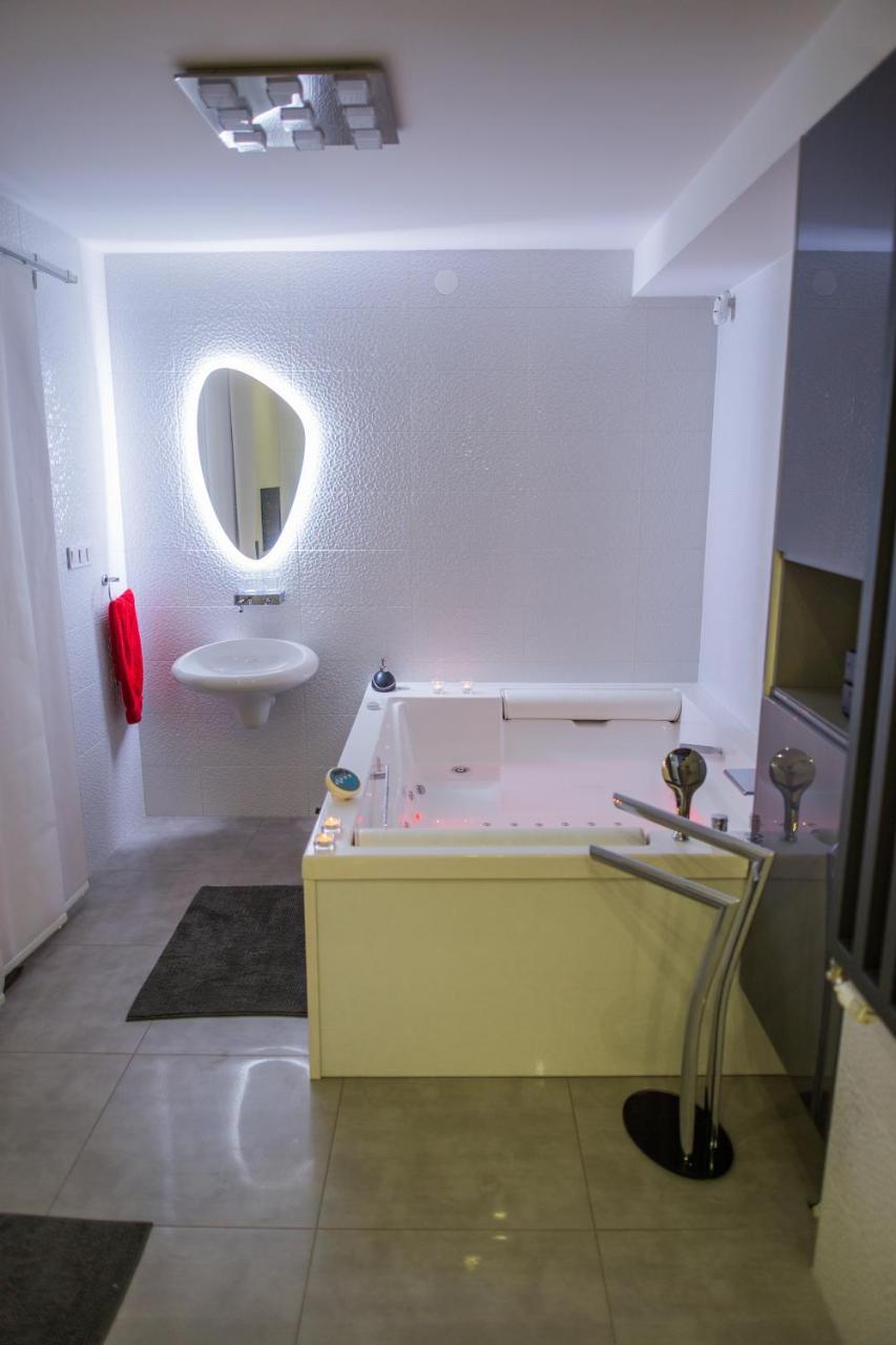 Apartment Plaza ----Wallbox 11Kw 16A ----- Private Spa- Jacuzzi, Infrared Sauna, Luxury Massage Chair, Parking, Entry With Pin 0 - 24H, Free Cancellation 24 Hours Before Check In Slavonski Brod Exteriör bild