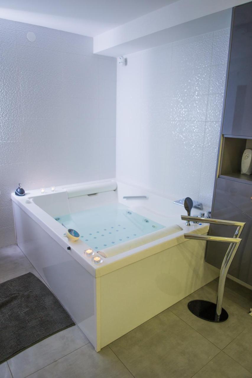 Apartment Plaza ----Wallbox 11Kw 16A ----- Private Spa- Jacuzzi, Infrared Sauna, Luxury Massage Chair, Parking, Entry With Pin 0 - 24H, Free Cancellation 24 Hours Before Check In Slavonski Brod Exteriör bild