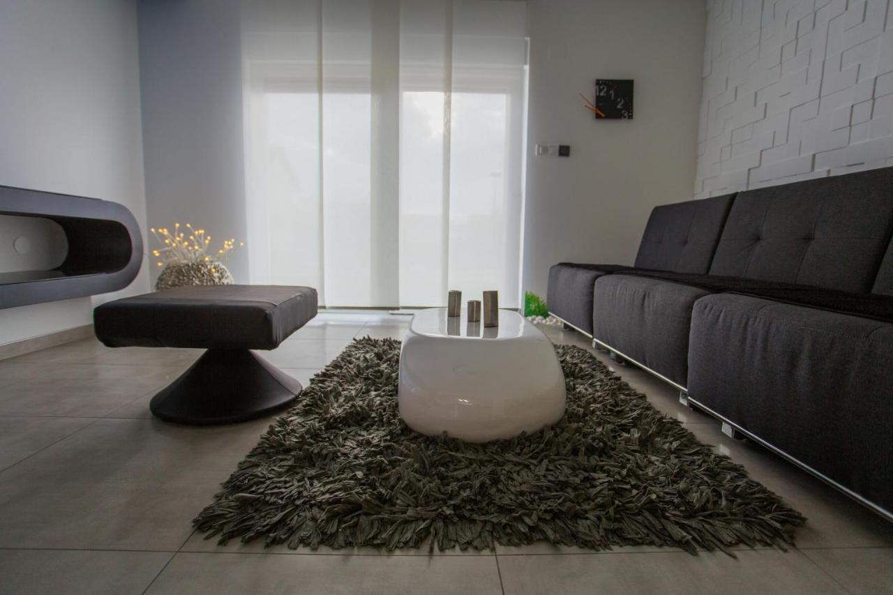 Apartment Plaza ----Wallbox 11Kw 16A ----- Private Spa- Jacuzzi, Infrared Sauna, Luxury Massage Chair, Parking, Entry With Pin 0 - 24H, Free Cancellation 24 Hours Before Check In Slavonski Brod Exteriör bild