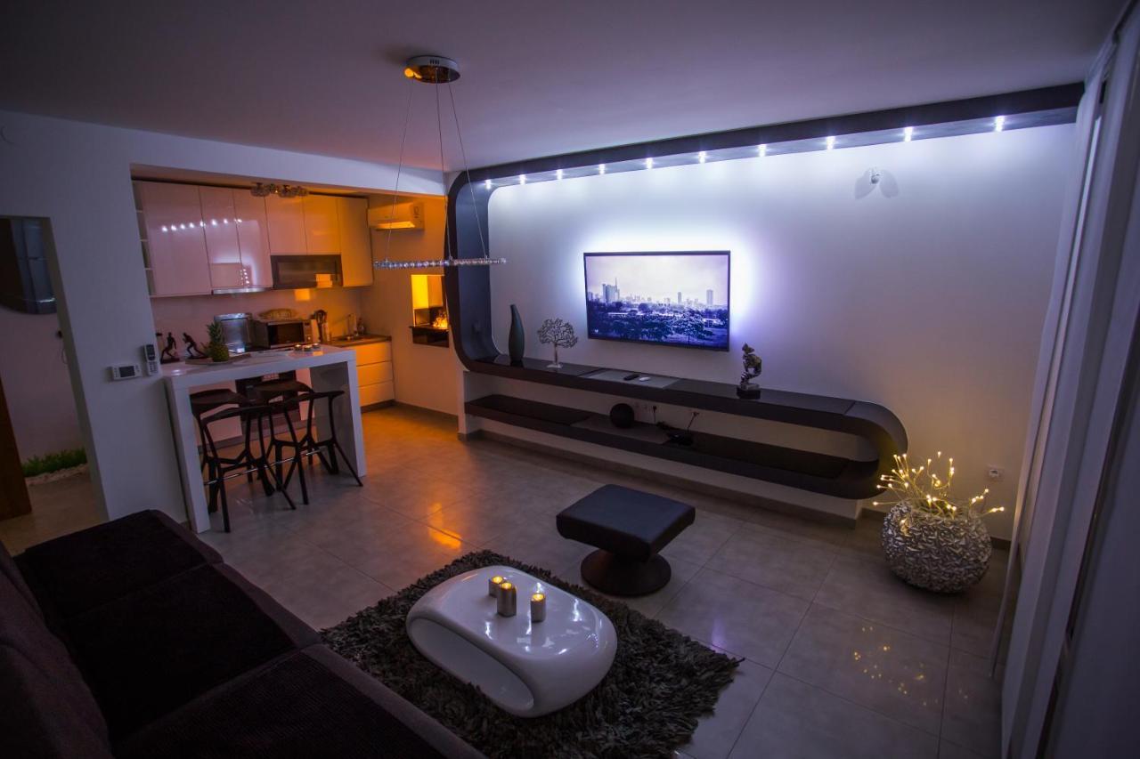 Apartment Plaza ----Wallbox 11Kw 16A ----- Private Spa- Jacuzzi, Infrared Sauna, Luxury Massage Chair, Parking, Entry With Pin 0 - 24H, Free Cancellation 24 Hours Before Check In Slavonski Brod Exteriör bild