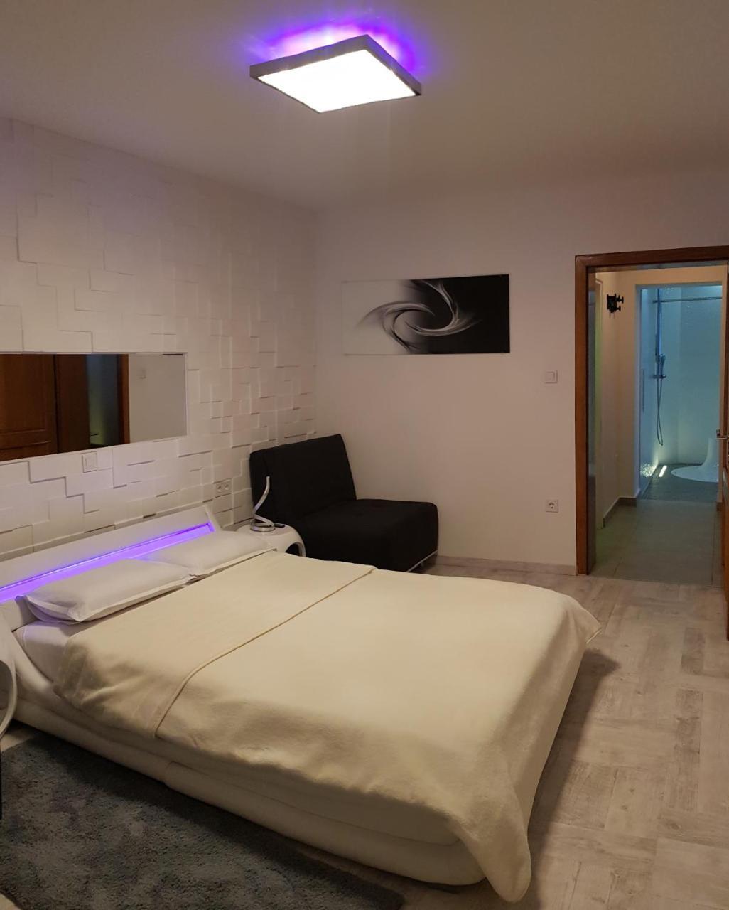 Apartment Plaza ----Wallbox 11Kw 16A ----- Private Spa- Jacuzzi, Infrared Sauna, Luxury Massage Chair, Parking, Entry With Pin 0 - 24H, Free Cancellation 24 Hours Before Check In Slavonski Brod Exteriör bild